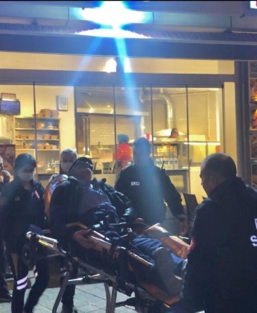 Telefonunu çalmak isteyenlere direnen yaşlı adam bıçaklandı