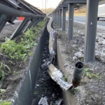 TEM’de tankerin çarptığı aydınlatma direği otomobilin üstüne devrildi