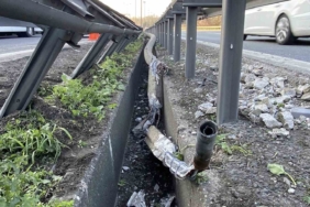 TEM’de tankerin çarptığı aydınlatma direği otomobilin üstüne devrildi