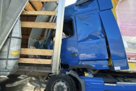 TEM’de tırlar çarpıştı: Sıkışan sürücü kurtarıldı