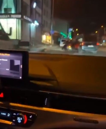 Ters yöne dönmeye çalışırken motorlu kuryeye çarptı, kaza anı kamerada