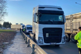 Tır ile bariyer arasında kalan skuter sürücüsü yaralandı