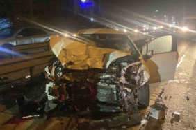 Tır, otomobil ile kamyonete çarptı: 4 yaralı