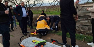 Tırın çarptığı otomobil ağaçlık alana uçtu : 3 yaralı