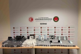 Tonlarca kağıdın altında kaçak telefon saklamışlar