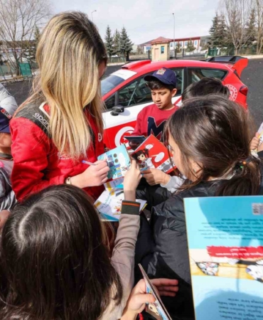 TOSFED’in ’Velinin Karnesi Nasıl?’ projesi 2025 yılında 30 şehre daha ulaşacak