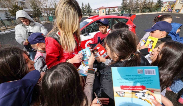 TOSFED’in ’Velinin Karnesi Nasıl?’ projesi 2025 yılında 30 şehre daha ulaşacak