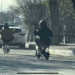 Trafikte ilginç anlar: Taburenin üzerine oturarak elektrikli scooter kullandılar