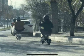 Trafikte ilginç anlar: Taburenin üzerine oturarak elektrikli scooter kullandılar