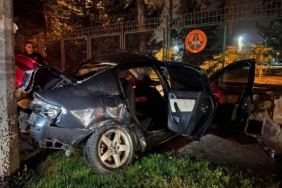 Trafikte makas atan araç önce ağaca, ardından aydınlatma direğine çarptı: 2 ağır yaralı