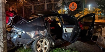 Trafikte makas atan araç önce ağaca, ardından aydınlatma direğine çarptı: 2 ağır yaralı