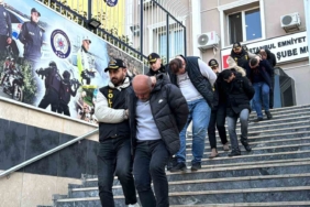 Turistleri hedef alan çete üyelerinin amaçlarına ulaştıktan sonra eğlendikleri anlar kamerada