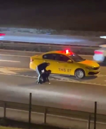 Ücretini alamadığı müşterisini yol ortasında dövdü