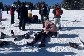 Uludağ’da acemi kayakçılar birbirine girdi: 3 yaralı...Sıcak anlar kamerada