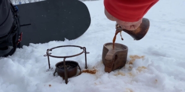 Uludağ’da snowboard yaparken Türk Kahvesi yudumladı