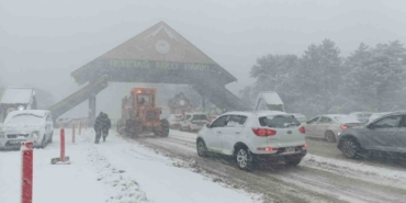 Uludağ’da yoğun kar ve tipi...Zincirsiz araç girişi yasaklandı