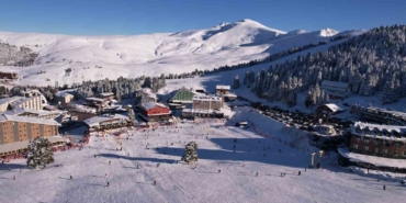 Uludağ’ın beyaza bürünmüş güzelliğiyle otoparklar doldu taştı