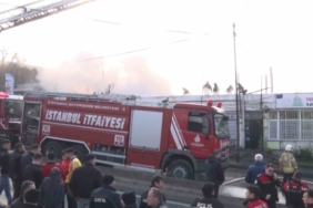 Ümraniye’de 2 katlı binanın çatısı alev alev yandı