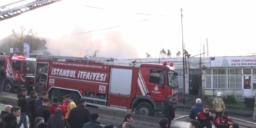 Ümraniye’de 2 katlı binanın çatısı alev alev yandı
