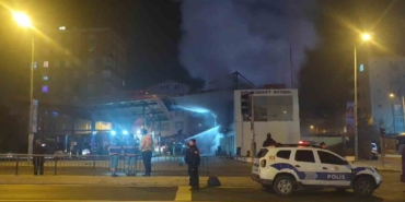 Ümraniye’de akaryakıt istasyonunun marketinde yangın