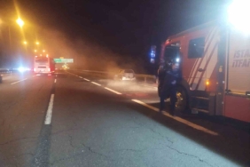 Ümraniye’de seyir halindeyken yanan otomobil kullanılamaz hale geldi