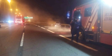Ümraniye’de seyir halindeyken yanan otomobil kullanılamaz hale geldi