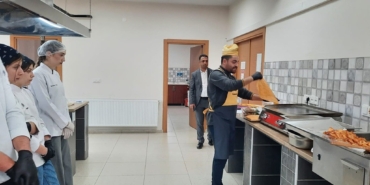 Üniversite öğrencileri ’Hızlı Yemek Restoran Uygulamaları’ sayesinde yaparak öğreniyorlar