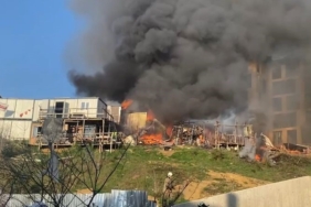 Üsküdar’da işçilerin kaldığı konteynerlerde yangın çıktı. Olay yerine çok sayıda itfaiye ekibi sevk edildi.