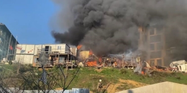 Üsküdar’da işçilerin kaldığı konteynerlerde yangın çıktı. Olay yerine çok sayıda itfaiye ekibi sevk edildi.