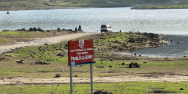 Uyarı levhaları hedef tahtasına döndü, delik deşik olan levhalar böyle görüntülendi
