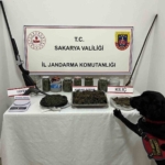 Uyuşturucu operasyonu düzenlenen evden kılıç çıktı