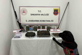 Uyuşturucu operasyonu düzenlenen evden kılıç çıktı