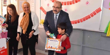 Vali Ustaoğlu kazada yaralanan öğrencilerin karnesini hasta yatağında teslim etti