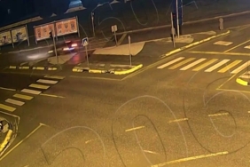 Viraja hızlı girince kaza kaçınılmaz oldu, otomobil devrildi: O anlar kamerada