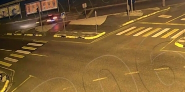 Viraja hızlı girince kaza kaçınılmaz oldu, otomobil devrildi: O anlar kamerada