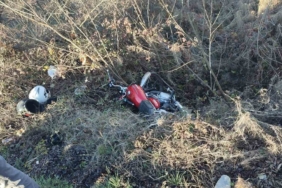 Virajı alamayan motosiklet sürücüsü kaza yaptı: 2 yaralı