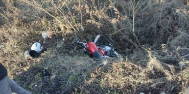 Virajı alamayan motosiklet sürücüsü kaza yaptı: 2 yaralı