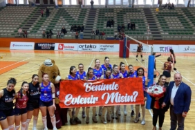 Voleybol maçında sürpriz evlenme teklifi