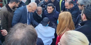 Vücudundaki kırıklara aldırmadı, özel izinle eşi ve 2 çocuğunu son yolculuklarına uğurladı