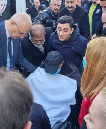 Vücudundaki kırıklara aldırmadı, özel izinle eşi ve 2 çocuğunu son yolculuklarına uğurladı