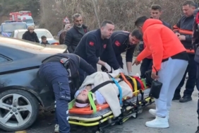 Yabancı uyruklu şahısların içinde bulunduğu otomobil ağaca çarptı: 1 yaralı