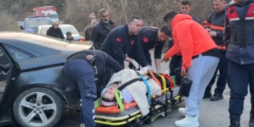 Yabancı uyruklu şahısların içinde bulunduğu otomobil ağaca çarptı: 1 yaralı