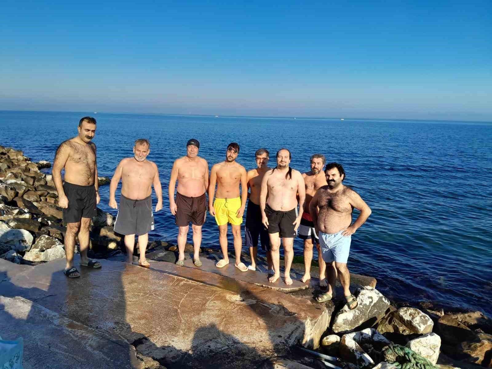 Yalova’da bir grup arkadaş 2025’in ilk gününde buz gibi suya girdi