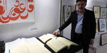 Yalovalı hattat 2 Kur’an-ı Kerim’i aynı anda yazıyor