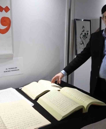 Yalovalı hattat 2 Kur’an-ı Kerim’i aynı anda yazıyor