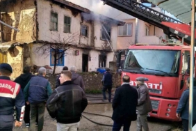 Yanan 2 katlı ev kullanılamaz hale geldi