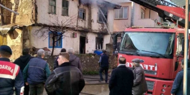 Yanan 2 katlı ev kullanılamaz hale geldi