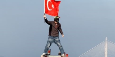 Yangın faciasında hayatını kaybedenler için 150 metre yükseğe tırmanıp Türk bayrağı açtı