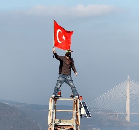Yangın faciasında hayatını kaybedenler için 150 metre yükseğe tırmanıp Türk bayrağı açtı