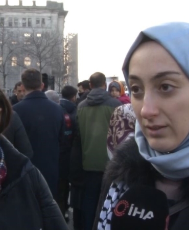 Yeni yılın ilk günü Galata Köprüsü’nde düzenlenen yürüyüşte vatandaşlardan Filistin’e destek mesajları